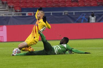 Jugada del penalti de Abraham Frimpong a Martin Braithwaite.