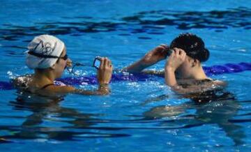 Nadadoras se toman fotos durante la jornada de entrenamiento en la piscina del Palau Sant Jordi.