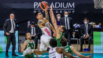 El alero argentino del Real Madrid Gabriel Deck (c) lanza a canasta ante varios rivales del Zalgiris Kaunas, durante el partido de la fase regular de la EuroLiga que se juega hoy jueves en el WiZink Center, en Madrid.