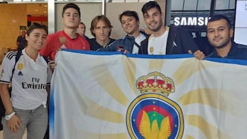 Luka Modric, con los aficionados de la Peña Madridista Bakú de Azerbaiyán.