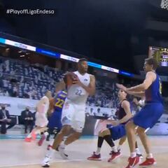 Va a guardar Tavares este vídeo toda su vida: su matazo sin piedad a Pau Gasol