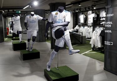El Real Madrid presenta sus camisetas para la 2017-2018