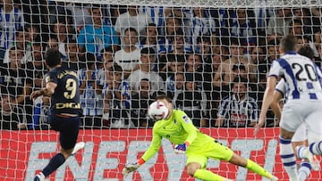 Villalibre lanzando el penalti.