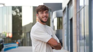 Nico González, en la puerta de la clínica.