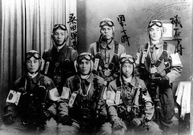Fotografía grupal de pilotos de bombarderos japoneses preparados para iniciar el ataque contra la base naval estadounidense en Pearl Harbor, Hawái.