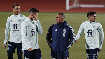 Luis Enrique habla con Morata en presencia de De Tomás y Brahim.