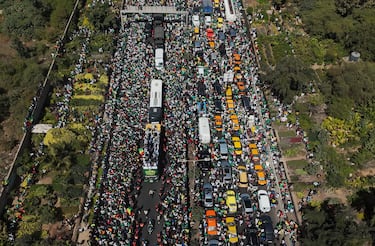 La selección de Senegal celebra con su afición el triunfo en la Copa África por las calles de Dakar.