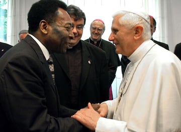 Benedicto XVI con el exfutbolista brasileño Pelé.