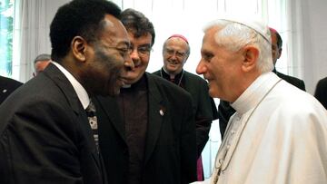 Benedicto XVI con el exfutbolista brasileño Pelé.