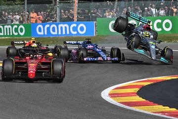 Carlos Sainz lidera el grupo cuando Hamilton toca a Alonso en la primera vuelta del GP de Bélgica.
