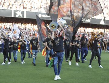 Valencia streets packed as fans celebrate with Copa del Rey winning team