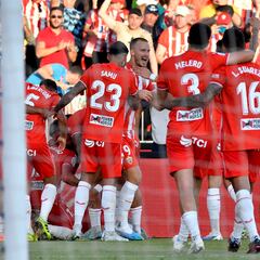 El Almería devuelve al pozo al Valencia
