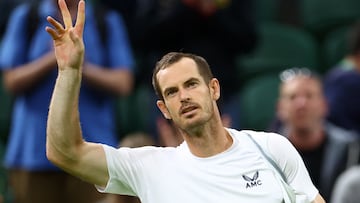 El tenista británico Andy Murray saluda al público tras su victoria ante James Duckworth en Wimbledon 2022.