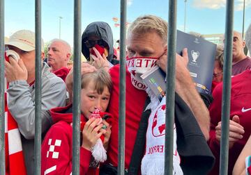 Aficionados del Liverpool, en los aledaños de Saint-Denis.