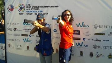 Fátima Gálvez y Sonia Franquet posan antes de los Mundiales de Tiro Olímpico de 2014 en Granada.