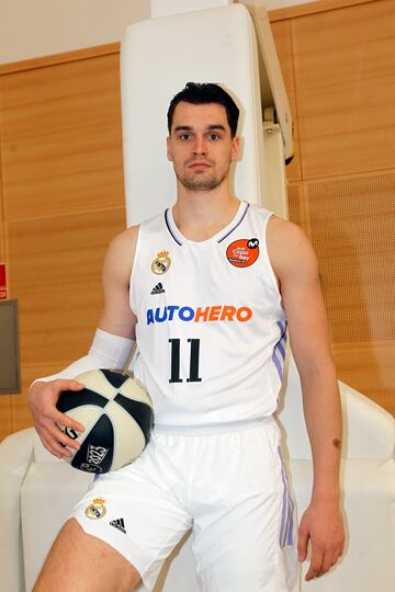 Mario Hezonja con el balón oficial de la Copa del Rey.
