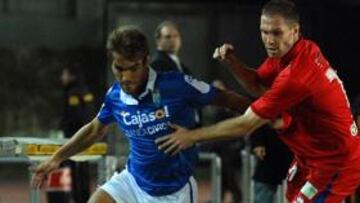 <b>PUGNA. </b>Israel pugna con el numantino Nano en una acción del partido de ayer.