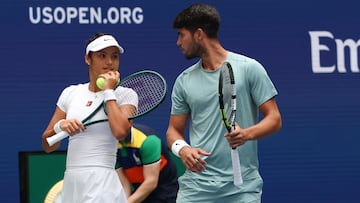 Britain's Emma Raducanu and Carlos Alcaraz of Spain confer during their first round mixed doubles match against Jessica Pegula of the US and Jack Draper of Britain at the US Open tennis tournament at the USTA Billie Jean King National Tennis Center in New York City on August 19, 2025. (Photo by TIMOTHY A. CLARY / AFP)