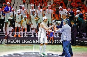 Sergio Llull recibe de manos de Jos Manuel Uribes, Presidente del Consejo Superior de Deportes y Antonio Martn,  presidente de la Liga Endesa, el trofeo de campeones del torneo.