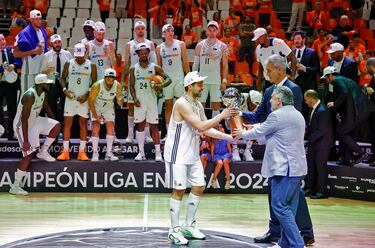 Sergio Llull recibe de manos de José Manuel Uribes, Presidente del Consejo Superior de Deportes y Antonio Martín,  presidente de la Liga Endesa, el trofeo de campeones del torneo.
