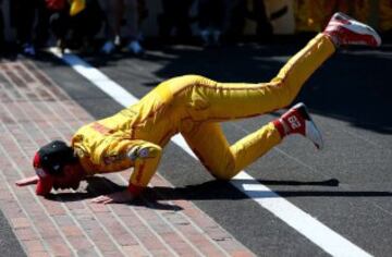 Ryan Hunter-Reay besa los ladrillos en las 500 millas de Indianápolis.