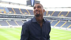 Boateng, visitando su nuevo estadio en Frankfurt.