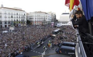 El defensa del Real Madrid Sergio Ramos muestra el trofeo a los aficionados en la sede del Gobierno de la Comunidad de Madrid, en la Puerta del Sol, durante las celebraciones del equipo blanco tras la victoria en la final de la Liga de Campeones disputada ayer en Lisboa. 