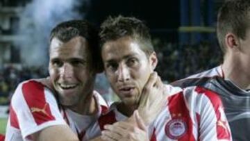 <b>FELICES. </b>Orbaiz y Fuster celebran el título tras el partido.