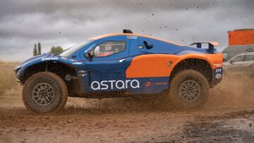 Óscar Fuertes y Diego Vallejo, con el Astara en un test.