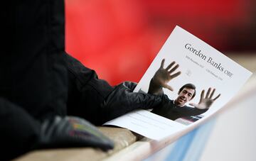 Fans pays last respects to the great Gordon Banks in Stoke