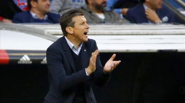 El que fuera segundo entrenador del FC Barcelona durante la etapa de Luis Enrique sufre ELA a sus 53 años. Además de su exitosa trayectoria en el banquillo blaugrana pasó por el Celta o el Girona en las últimas temporadas.