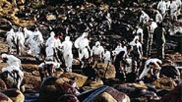 <b>SOLIDARIOS</b>. El fútbol apoyará mañana a los afectados por el Prestige, como hacen los voluntarios.