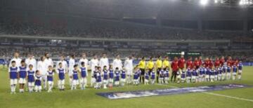 Jugadores del Real Madrid y el Milan antes de comenzar el partido junto a los colegiados.