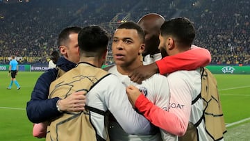 Mbappé, abrazado por sus compañeros, en el B. Dortmund-PSG.