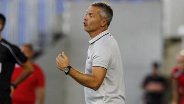 El técnico del Villarreal, Fran Escribá, da órdenes durante el partido de pretemporada ante el Leganés.
