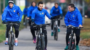 Los jugadores del Basilea, en bicicleta hacia el entrenamiento.