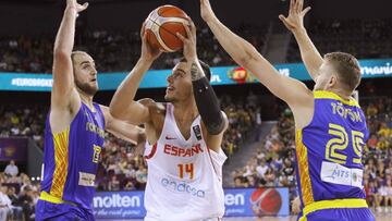 Willy Hernangómez trata de anotar ante la defensa de Rumanía.