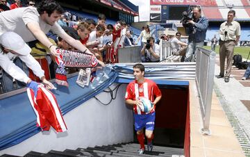 Valencia, Zaragoza, Athletic, Real Madrid y Atl¨¦tico de Madrid lo ten¨ªan en su agenda. Los colchoneros se llevaron el gato al agua el 19 de junio de 2007: fich¨® por cinco temporadas a cambio de 13 millones de euros. Otra vez se reuni¨® con Javier Aguirre. ¡°Estoy muy ilusionado porque para m¨ª es un paso adelante y, sobre todo, porque creo que puedo aspirar a cosas que en Osasuna no iba a poder aspirar", indic¨®. Le aplaudi¨® en su presentaci¨®n medio centenar de seguidores. Un momento que iba a marcar su vida. Nunca ha jugado tantos minutos en Liga como aquel a?o: 2.908, como mediocentro organizador. Acabaron cuartos tras Madrid, Villarreal y Barcelona. Tuvo tiempo para celebrar la Intertoto de 2007. Estuvo en la agenda del seleccionador Luis Aragon¨¦s para la Eurocopa 2008.