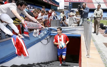 Valencia, Zaragoza, Athletic, Real Madrid y Atlético de Madrid lo tenían en su agenda. Los colchoneros se llevaron el gato al agua el 19 de junio de 2007: fichó por cinco temporadas a cambio de 13 millones de euros. Otra vez se reunió con Javier Aguirre. “Estoy muy ilusionado porque para mí es un paso adelante y, sobre todo, porque creo que puedo aspirar a cosas que en Osasuna no iba a poder aspirar", indicó. Le aplaudió en su presentación medio centenar de seguidores. Un momento que iba a marcar su vida. Nunca ha jugado tantos minutos en Liga como aquel año: 2.908, como mediocentro organizador. Acabaron cuartos tras Madrid, Villarreal y Barcelona. Tuvo tiempo para celebrar la Intertoto de 2007. Estuvo en la agenda del seleccionador Luis Aragonés para la Eurocopa 2008.