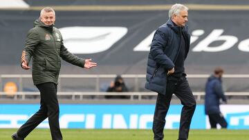 LONDON, ENGLAND - APRIL 11: Manager Ole Gunnar Solskjaer of Manchester United walks off with Manager Jose Mourinho of Tottenham Hotspur after the Premier League match between Tottenham Hotspur and Manchester United at Tottenham Hotspur Stadium on April 11