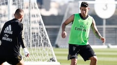 James trabaja con el grupo en parte de la práctica del Madrid