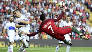 Portugal&#039;s forward Cristiano Ronaldo (C) kicks the ball to score the opening goal during the WC2018 qualifying football match Portugal vs Faroe Islands at the Bessa stadium in Porto on August 31, 2017. / AFP PHOTO / FRANCISCO LEONG