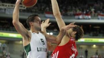 Mantas Kalnietis, defendido por Tomic, en la semifinal del pasado Eurobasket.