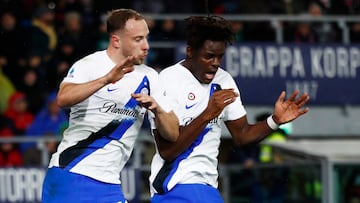 Soccer Football - Serie A - Bologna v Inter Milan - Stadio Renato Dall'Ara, Bologna, Italy - March 9, 2024  Inter Milan's Yann Aurel Bisseck celebrates scoring their first goal with Carlos Augusto REUTERS/Alessandro Garofalo