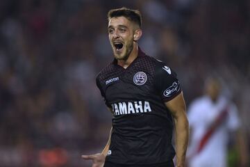 Argentina's Lanus defender Alejandro Silva celebrates after scoring a penalty against Argentina's River Plate during their Copa Libertadores semifinal second leg football match in Lanus, on the outskirts of Buenos Aires, on October 31, 2017. / AFP PHOTO / Eitan ABRAMOVICH