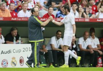 Rafael Benitez felicita a Gareth Bale tras ser sustituido.