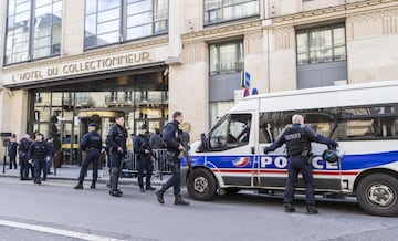 Fuertes medidas de seguridad en la llegada al hotel. 