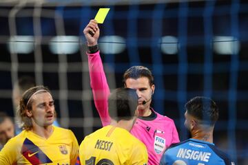 El ¨¢rbitro alem¨¢n F¨¦lix Byrch ense?¨® la cartulina amarilla a Leo Messi.