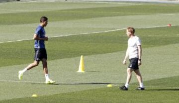 Varane entrenó en solitario con las directrices de Javier Mallo, preparador físico del club.