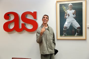 Álex Roca, en AS junto a una foto de Rafa Nadal.